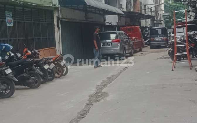Ruko Gandeng 4 Lantai Eks Kantor Siap Huni di Jakarta Barat
