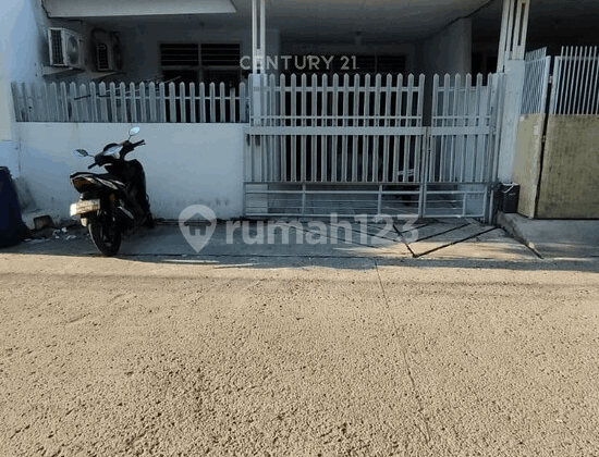 Comfortable and Strategic Residence in Muara Karang, North Jakarta Comfortable and Strategic Residence in Muara Karang, North Jakarta