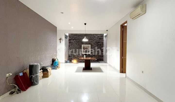 "Hunian Elit Cempaka Putih! Rumah 2 Lantai Luas 340M² - Strategis & Bebas Macet" Zn91 2