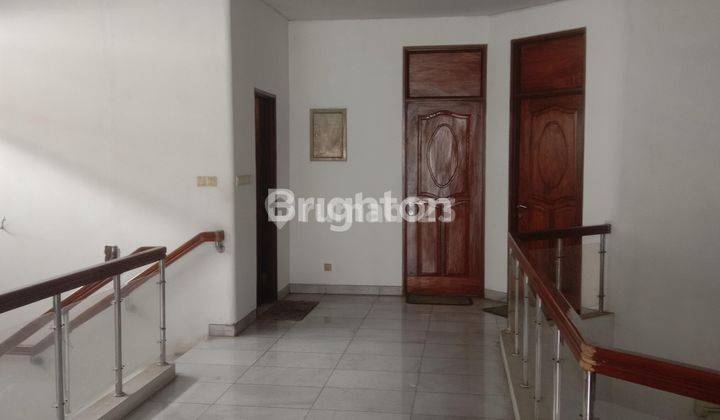 RUMAH MEWAH 2 LANTAI INTERCON HITUNG TANAH AJA STRATEGIS JAKARTA BARAT 1