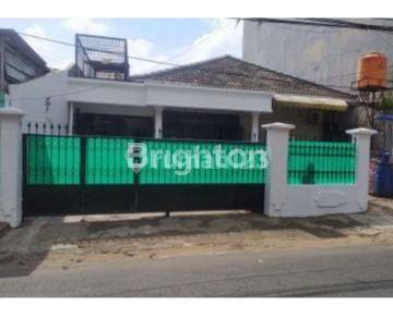 RUMAH KEBON JERUK STRATEGIS SIAP HUNI HALAMAN LUAS 1