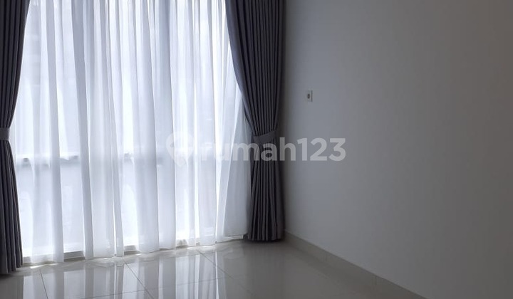 kamar tidur sewa apartemen 2+1br semi furnished