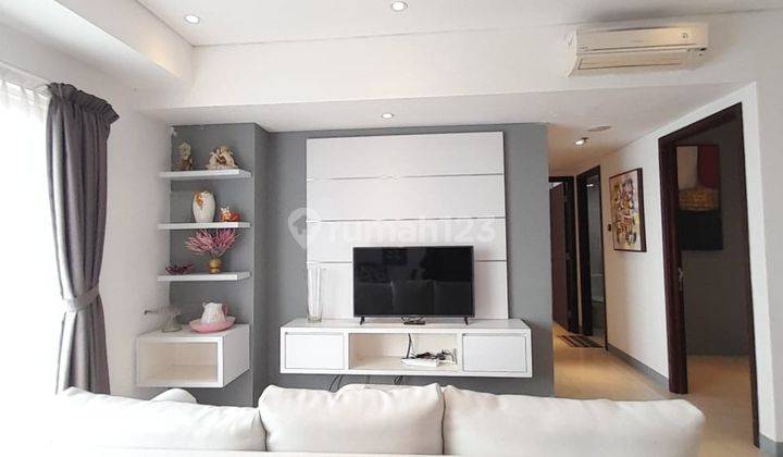 ruang tamu sewa apartemen 2+1br view city