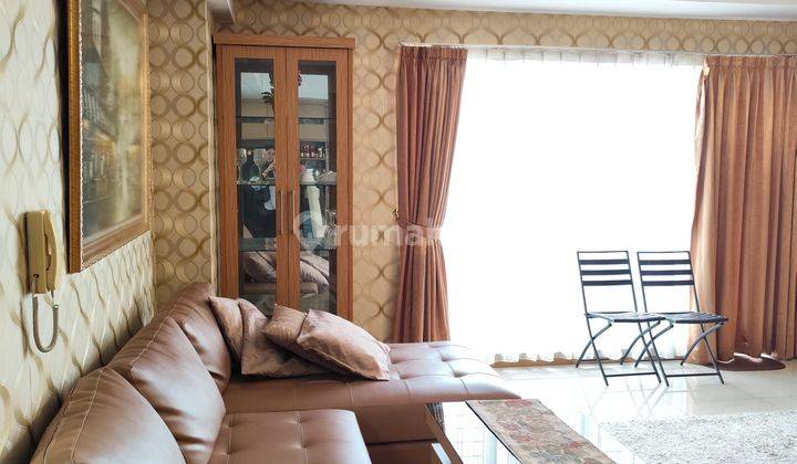 ruang tamu sewa apartemen 3+1br siap huni