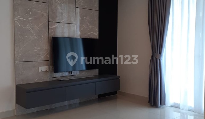 ruang tamu sewa apartemen 2+1br semi furnished