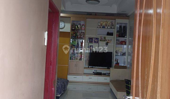 ruang keluarga rumah 3 lantai full furnish
