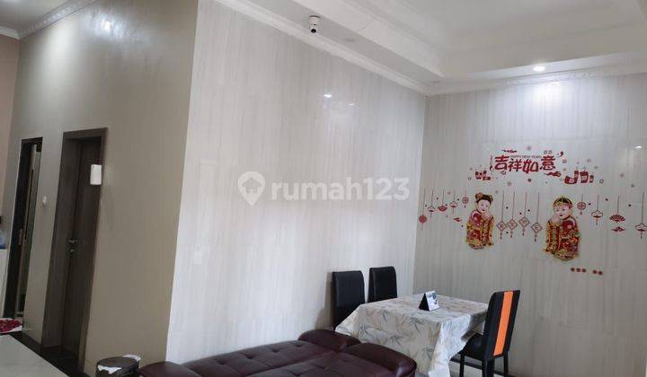 ruang tamu rumah 3 lantai full furnish