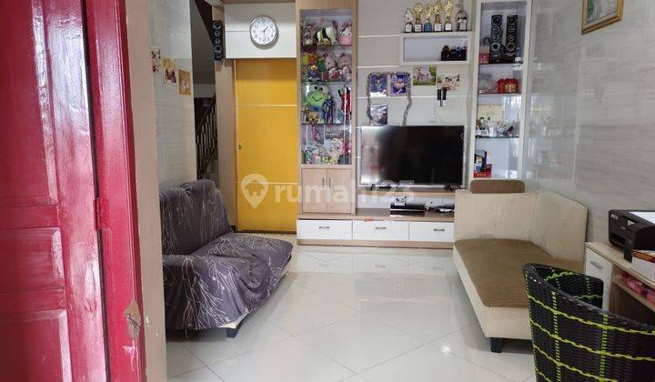 ruang keluarga rumah 3 lantai full furnish