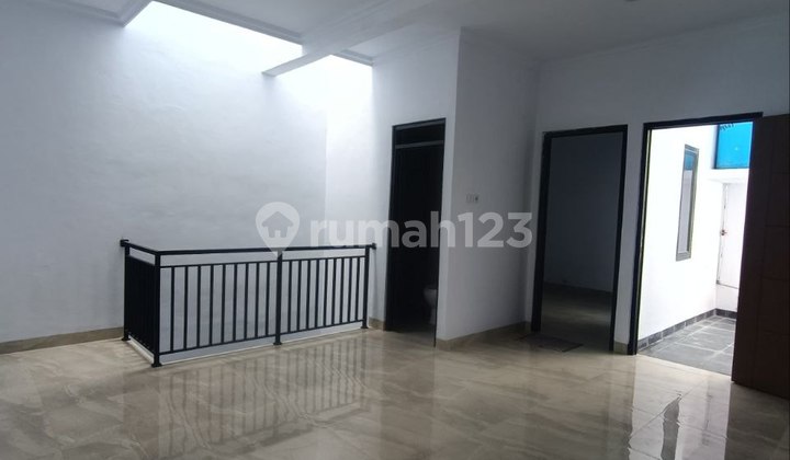 Rumah Bagus 1 1/2 Lantai SHM kalideres Jakarta Barat 2