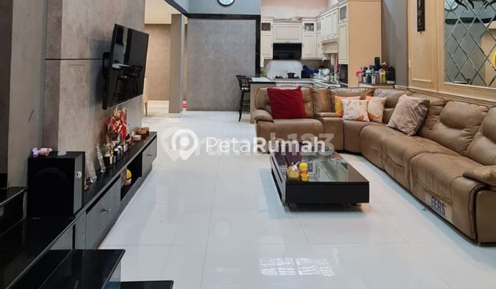 For Sale: Villa on Captain Sumarsono Street, Graha Mansion Complex - Kampung Lalang Area For Sale: Villa on Captain Sumarsono Street, Graha Mansion Complex - Kampung Lalang Area