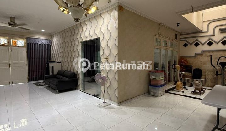 Dijual Villa Mewah Komplek Emerald Garden