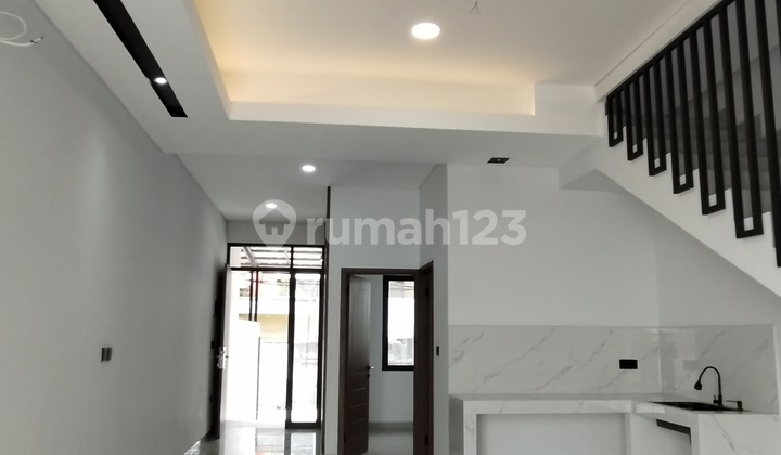 Rumah Baru Dekat Tanjung Duren Di Duri Kepa. Lingkungan Nyaman Tenang Dan Strategis.