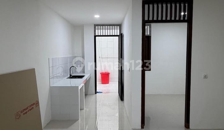 Rumah Second Rasa Baru di Jelambar Row Jalan 2 Mobil 2