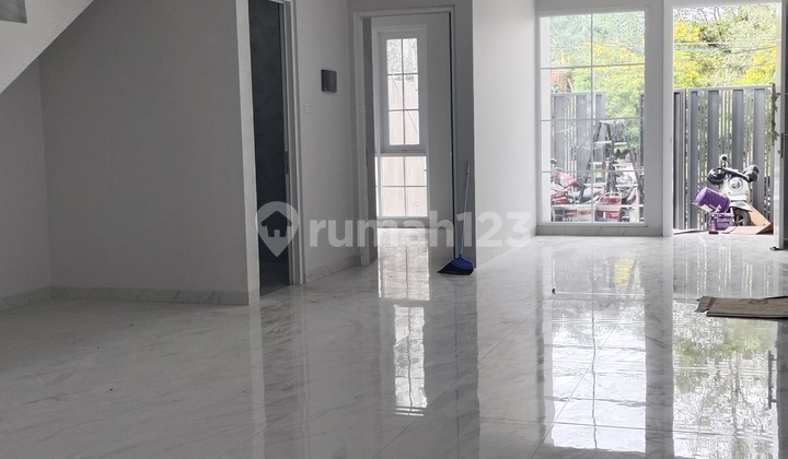 Rumah Baru Sunrise Garden . Lingkungan Nyaman,tenang Dan Strategis. Dalam Cluster Bebas Banjir.