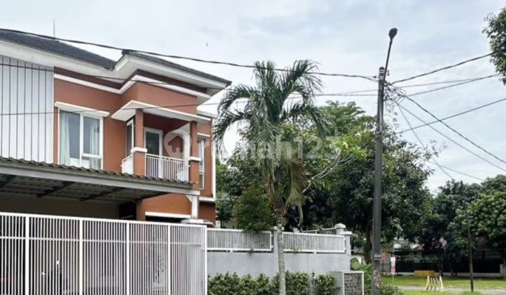 Nice 2.5 Floors House with SHM in BSD Anggrek Loka Nice 2.5 Floors House with SHM in BSD Anggrek Loka