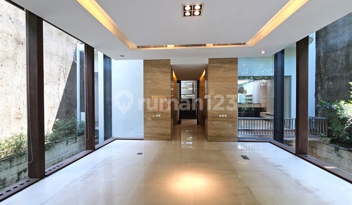 Revealed! Here's the Luxurious Glass House in Pondok Indah, Formerly Owned by an Ex-Minister! Quick Sale at a Crazy Price!

For Sale: 2.5-Story House in Pondok Indah, Semi-Furnished, CBD Pondok Indah, Former Indonesian Minister's Residence, Kebayoran Lama, South Jakarta. Already Installed: AC.