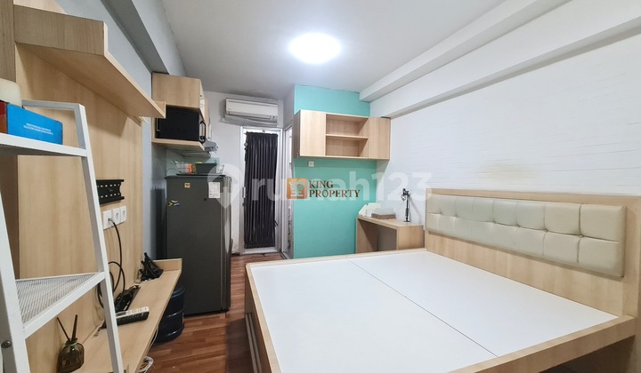 For Sale Green Bay Pluit Apartment, North Jakarta, Coastview Tower. Strategically located in the front tower with easy drop-off access. Low-floor unit condition with furnished bonuses including AC, kitchen set, queen-size bed, and LCD TV (total of 64 local channels). 2