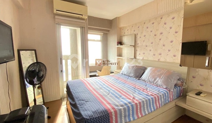 For Rent: Green Bay Pluit Apartment, Greenbay North Jakarta, located in the tower across from Baywalk Mall, with a recommended city view of Jakarta. Studio type, area 21m2, furnished condition, cozy minimalist, ready to occupy. Available: AC, spring bed, kitchen set, wardrobe, refrigerator.