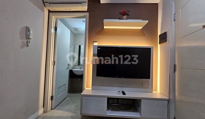 For Rent Madison Park 1br Apartment Fully Furnished - Move-In Ready & Strategic Location in Tanjung Duren, West Jakarta
Enjoy the Comfort of Living in the Premium Superblock Area of Podomoro City, Just Steps Away from Central Park Mall and Orchid Garden! This Unit is Suitable For 2