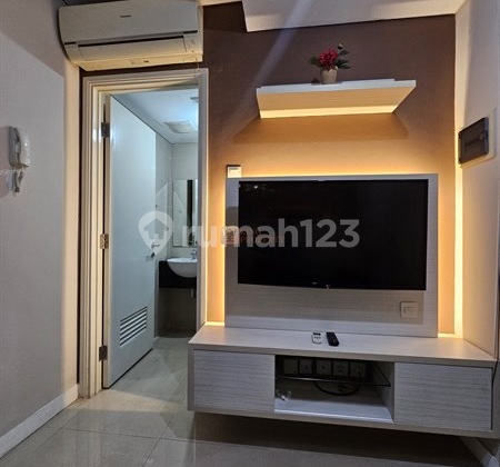 For Rent Madison Park 1BR Apartment Fully Furnished - Ready to Occupied & Strategically Located in Tanjung Duren, West Jakarta. Enjoy the Comfort of Living in the Premium Superblock Area of Podomoro City, Just a Step Away from Central Park Mall and Orchid Garden! This Unit is Suitable For 2