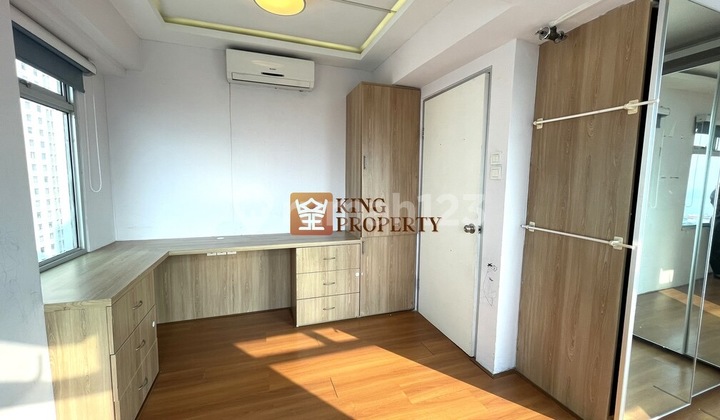 For Sale Apartment in Jakarta Green Bay Pluit Area, Greenbay Sea View, Ship Dock, Bayview Tower, Strategic Location, Easy Drop-Off Access. Type 2BR, 50 M2 Area, Hook Condition, Furnished, Bonus AC, Kitchen Set, Wardrobe, Parquet Flooring. Facilities: Cable TV (Total 64 Channels). 2