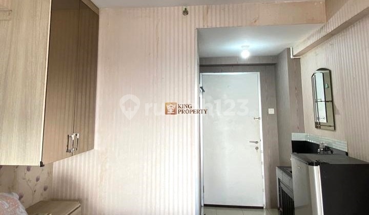 For Rent: Green Bay Pluit Apartment, Greenbay North Jakarta, located in the tower across from Baywalk Mall, with a recommended city view of Jakarta. Studio type, area 21m2, furnished condition, cozy minimalist, ready to occupy. Available: AC, spring bed, kitchen set, wardrobe, refrigerator. 2