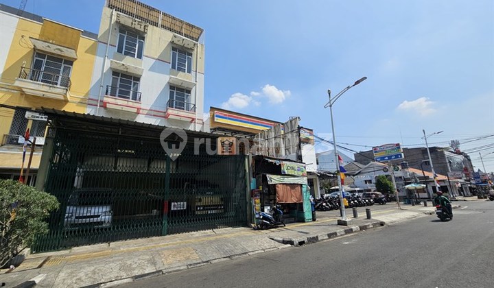 For Rent: Muwardi 4.5 Floor Terraced Shop House, Unfurnished, Strategic Location on Main Road, Near Grogol Market – Ideal for Various Types of Businesses, Grogol, West Jakarta.