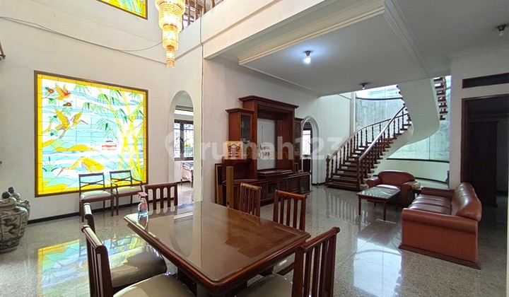 Rumah Bagus Furnished Rumah Besar 2 Lantai dengan Halaman Luas di Komplek Komkamtib Joglo - Jakarta Barat Design Classic Rumah Bagus Furnished Rumah Besar 2 Lantai dengan Halaman Luas di Komplek Komkamtib Joglo - Jakarta Barat Design Classic