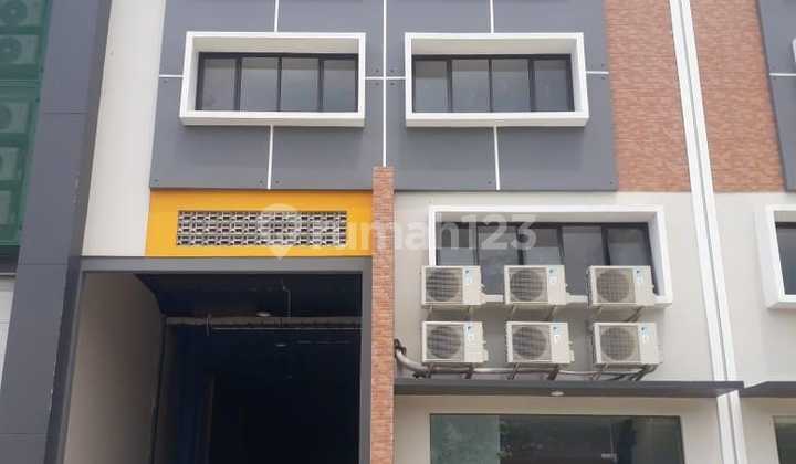 For Rent: 2-Story Modern Industrial Contemporary Warehouse - Premium Era Prima Daan Mogot Business Park, Strategic Location & Ready to Operate, Near Tangcity Mall, Poris Indah, YASIR Campus A (RA Yasir, SDIT Yasir), Sari Asih Cipondoh Hospital.