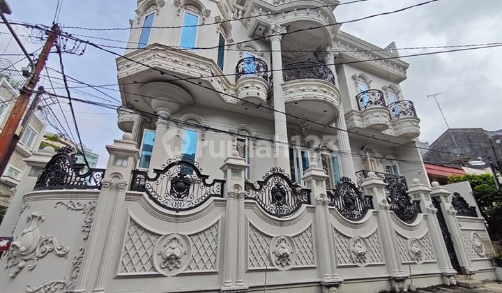 Luxury Old Money House Flood-Free, Close to Toll Access in Classic European Style 4.5 Floors - Near Mangga Dua, Ancol, Gunung Sahari 2