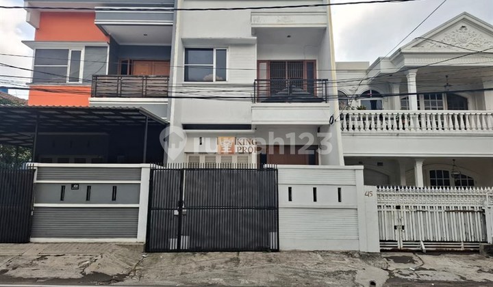 Rumah Nyaman di Tengah Kota - Rumah 3 Lantai di Tomang Full Renovasi, Dekat Sekolah International, Mall Central Park Rumah Nyaman di Tengah Kota - Rumah 3 Lantai di Tomang Full Renovasi, Dekat Sekolah International, Mall Central Park