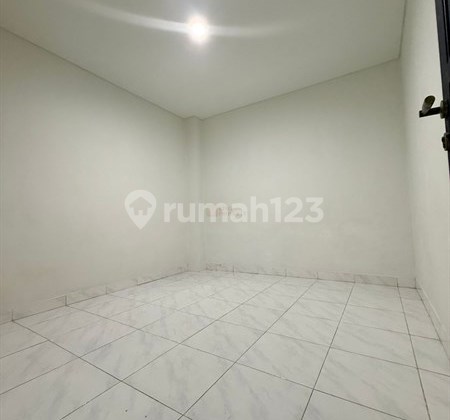 Rumah, 2 Lantai, SHM, Dijual Rumah Minimalis 2 Lantai Cengkareng Indah - Strategis Dekat Bandara & Pik, Jakarta Barat, One Gate System dan Keamanan 24 Jam, Masjid / Sarana Ibadah, Jalan Lingkungan Lebar, Area Parkir Penghuni dan Tamu 2
