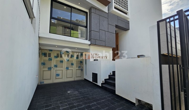 Dijual Rumah Kavling Polri 2,5 Lantai Unfurnish Dengan Rumah Bergaya Modern Minimalis Kontemporer, Grogol - Jakarta Barat, Dekat Sekolah Hati Kudus, SHM, Bagus dan Brand New. 2