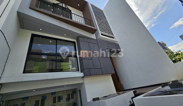Dijual Rumah Kavling Polri 2,5 Lantai Unfurnish Dengan Rumah Bergaya Modern Minimalis Kontemporer, Grogol - Jakarta Barat, Dekat Sekolah Hati Kudus, SHM, Bagus dan Brand New.