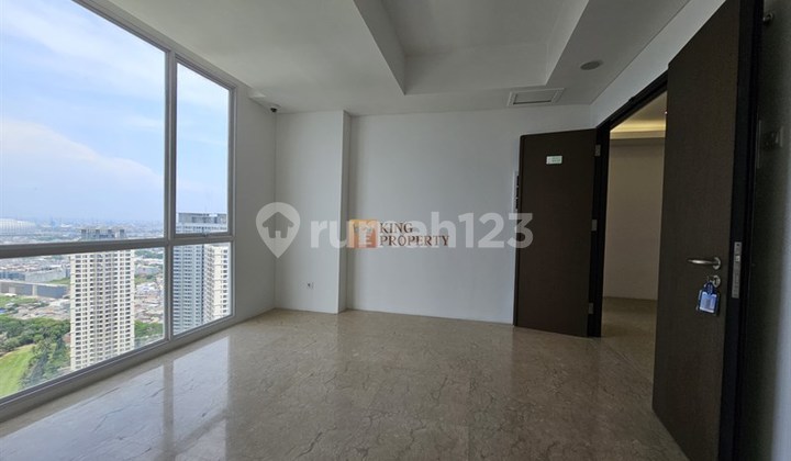 Private Lift & View Golf, Disewakan 2BR Springhill Royale Suites 119 m2 dengan Dekat Gandhi School & Jubille School, RS Mitra Kemayoran, Arena Pekan Raya Jakarta (PRJ), JI Expo Kemayoran. 2