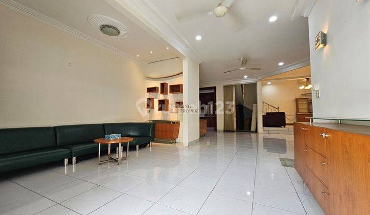 10 menit Ke Pasar Baru, Mall Mangga Dua, Stasiun Senen, Dufan Ancol, Pasar Tradisional Karang Anyar, SDK Tunas Bangsa Gunung Sahari, Rumah Sakit Husada,  Disewakan Rumah 2 Lantai di Kartini Gunung Sahari Jakarta Pusat 2