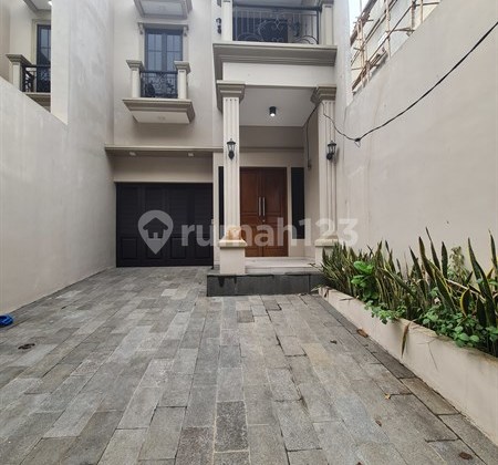 Dekat ke Binus, Slipi Jaya, Dijual Rumah 2 Lantai Pinggir Jalan Kemanggisan Unfurnish Rapi, Akses Mudah ke Slipi & Sudirman 2