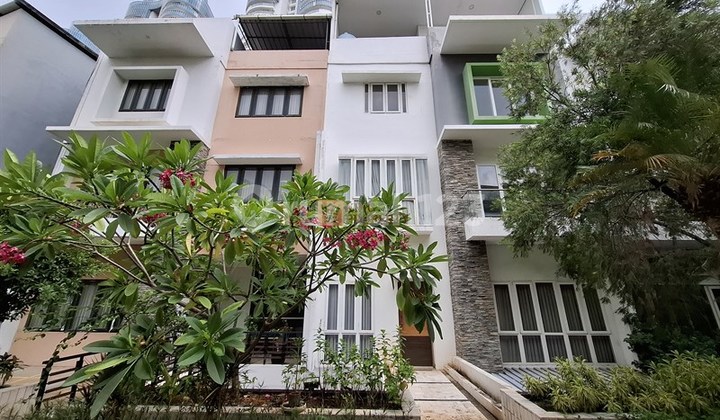 Jual Rumah 5 Lantai Dgn Private Lift di Springhill Golf Residences Kemayoran, Dekat Ji Expo dan Rs Mitra Kemayoran, Jakarta Pusat