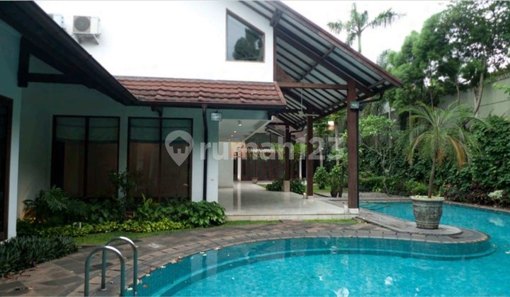 Fasilitas Rumah Besar dengan Kolam Renang, Backyard, Area Taman Luas Dijual Rumah 2 Lantai 1400m di Benda Kemang Jakarta Selatan. Fasilitas Rumah Besar dengan Kolam Renang, Backyard, Area Taman Luas Dijual Rumah 2 Lantai 1400m di Benda Kemang Jakarta Selatan.