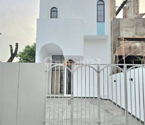 Rumah Bergaya Santorini dengan High Ceiling & Skylight dilengkapi Fasilitas Gym, Clubhose, Pool Dekat Kampus Mercu Buana Dijual Rumah Little Santorini Meruya Utara Jakbar