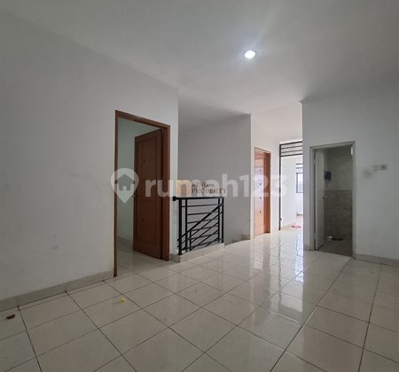 Strategis Sewa Rumah 3 Lantai Unfurnished di Tomang Kepa Raya Akses ke Bca Tomang Raya, Sekolah International, Taman Kota Dekat ke Mall Central Park, Taman Anggrek, Itc Roxy Mas 2