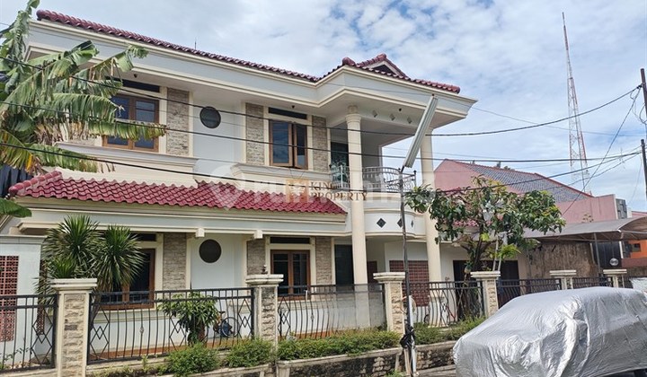 Strategis Jual Rumah 2 Lantai Semifurnished Bonus AC & Kitchen Cabinet Dekat ke Toll Jorr & Meruya, Dekat ke Mall Puri Indah, Stasiun Kembangan Rumah di Komplek Komkamtib Joglo