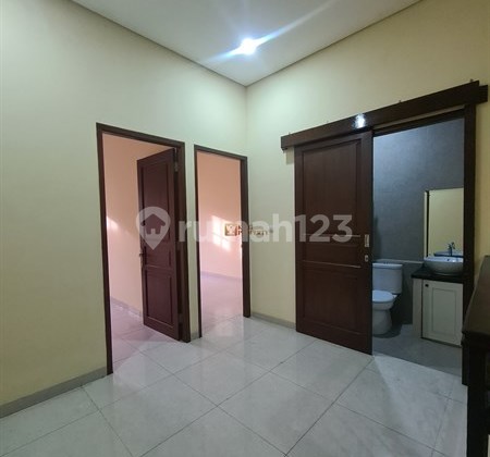 Rumah Baru Pinggir Jalan Jual Rumah 2 Lantai Unfurnished di Kemanggisan Jakarta Barat Dengan Luas Tanah 136 Meter, 3 Kamar Tidur, Carport, Dekat ke Kuliner Kemanggisan, Kampus Binus, Rawa Belong, Central Park Mall, Neo Soho, Taman Anggrek