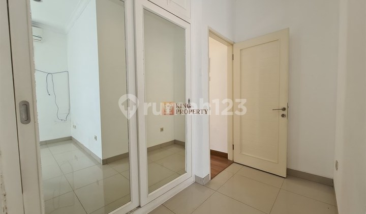 Strategis Akses Langsung ke Tol Sewa Rumah 2 Lantai Semi Furnished di Perumahan Puri Mansion Fasilitas Kolam Renang, Jogging Track, Lapangan Dekat ke Mall Puri Indah, Walikota Jakarta Barat, Lippo Mall Puri 2