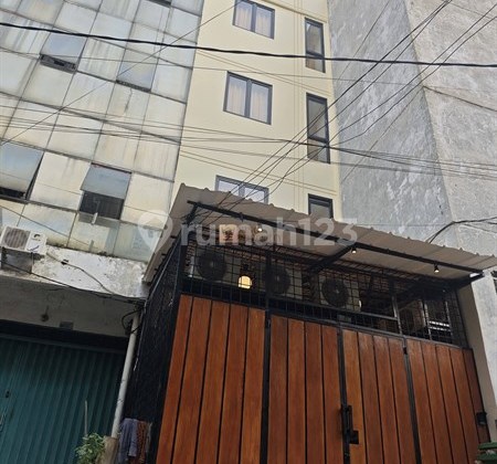 Investasi Bagus Jual Rumah Kost 5 Lantai Furnished Akses Jalan Lebar, Jumlah Kamar 20 Dekat ke Mall Gajah Mada Plaza, Grand Paragon, Ciputra & Stasiun Rumah Kost di Tambora