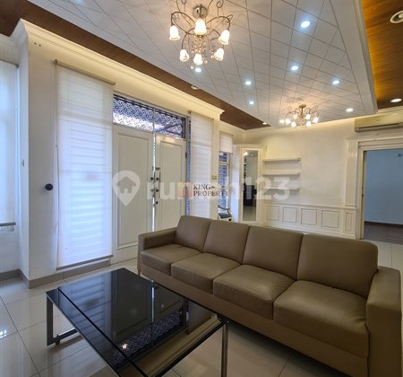 Near Puri Indah Mall & International School, Beautiful House for Rent in Hawaii Puri Mansion Cluster, Facilities: Swimming Pool, Kids Playground, Basketball Court, Tennis Court, Playground, Club House, Beautiful Fountain Park, Jogging Track, 24-hour Security