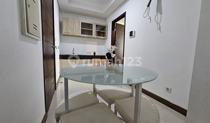 Strategis Studio Furnished Bagus Akses Rooftop Sky Pool, Gym, Kids Playground Dekat Ke Mall Central Park, Taman Anggrek, Neo Soho, Rumah Sakit Siloam & Tol Kebon Jeruk Apartemen AKR Gallery West