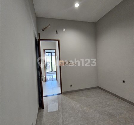 Strategis Rumah 2,5 Lantai Unfurnished Bagus di Jual dengan Bergaya Minimalis Modern Dengan 3 Kamar Tidur & 3 Kamar Mandi Dekat ke Pasar Grogol, Rumah Sakit Royal Taruma, Mall Central Park, Neo Soho, Taman Anggrek Rumah di Kavling Polri Jelambar Jakarta B 2
