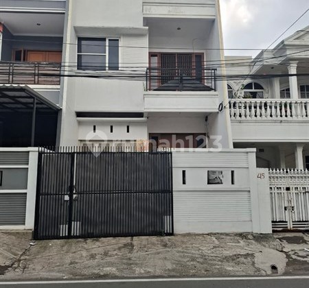 Strategis Sewa Rumah 3 Lantai Unfurnished di Tomang Kepa Raya Akses ke Bca Tomang Raya, Sekolah International, Taman Kota Dekat ke Mall Central Park, Taman Anggrek, Itc Roxy Mas Strategis Sewa Rumah 3 Lantai Unfurnished di Tomang Kepa Raya Akses ke Bca Tomang Raya, Sekolah International, Taman Kota Dekat ke Mall Central Park, Taman Anggrek, Itc Roxy Mas