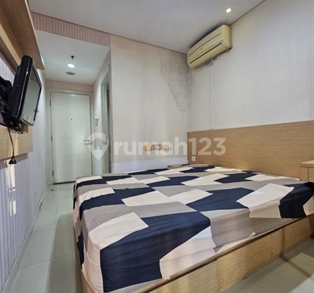 Akses ke Mall Central Park Sewa Studio Furnished Bagus di Apartemen Madison Park Fasilitas Kolam Renang, Gym, Jogging Track Dekat ke Apl Tower, Neo Soho, Taman Anggrek 2